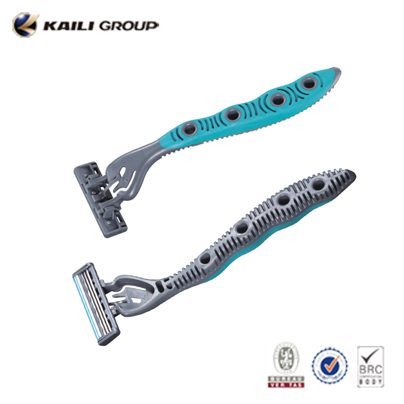 Triple blade disposable shaving razor